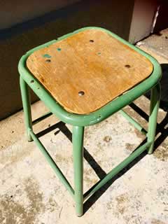 Tabouret industriel métal, assise carrée en bois, repose pied, dans son jus, H/L/P: 60/32/32 cm.